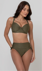Uma mulher de frente, com cabelos escuros vestindo um biquíni verde. Top estruturado com aro e bojo, sendo um sutiã meia taça. A calcinha é de cintura alta hot pant com cordões laterais para amarração detalhados. O fundo é cinza neutro. 