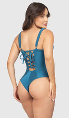 Modelo feminina de cabelos claros, de costas, em um estúdio com fundo neutro, vestindo um maiô azul com efeito modelador. A peça é confeccionada em tecido de poliamida e elastano, com proteção solar. Maiô estruturado com sutiã meia taça com aro para sustentação, bojo, decote coração e amarração nas costas estilo espartilho.
