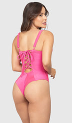 Modelo feminina de cabelos claros, de costas, em um estúdio com fundo neutro, vestindo um maiô rosa com efeito modelador. A peça é confeccionada em tecido de poliamida e elastano, com proteção solar. Maiô estruturado com sutiã meia taça com aro para sustentação, bojo, decote coração e amarração nas costas estilo espartilho.