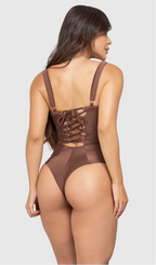 Modelo feminina de cabelos claros, de costas, em um estúdio com fundo neutro, vestindo um maiô marrom com efeito modelador. A peça é confeccionada em tecido de poliamida e elastano, com proteção solar. Maiô estruturado com sutiã meia taça com aro para sustentação, bojo, decote coração e amarração nas costas estilo espartilho.