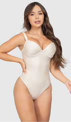 Modelo feminina de cabelos claros, de frente, em um estúdio com fundo neutro, vestindo um maiô branco com efeito modelador. A peça é confeccionada em tecido de poliamida e elastano, com proteção solar. Maiô estruturado com sutiã meia taça com aro para sustentação, bojo, decote coração e amarração nas costas estilo espartilho.