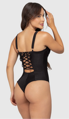 Modelo feminina de cabelos claros, de costas, em um estúdio com fundo neutro, vestindo um maiô preto com efeito modelador. A peça é confeccionada em tecido de poliamida e elastano, com proteção solar. Maiô estruturado com sutiã meia taça com aro para sustentação, bojo, decote coração e amarração nas costas estilo espartilho.