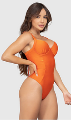 Modelo feminina de cabelos claros, de frente, em um estúdio com fundo neutro, vestindo um maiô laranja com efeito modelador. A peça é confeccionada em tecido de poliamida e elastano, com proteção solar. Maiô estruturado com sutiã meia taça com aro para sustentação, bojo, decote coração e amarração nas costas estilo espartilho.