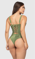 Modelo feminina de cabelos claros, de costas, em um estúdio com fundo neutro, vestindo um maiô verde com efeito modelador. A peça é confeccionada em tecido de poliamida e elastano, com proteção solar. Maiô estruturado com sutiã meia taça com aro para sustentação, bojo, decote coração e amarração nas costas estilo espartilho.