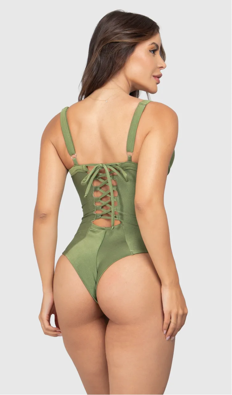 Modelo feminina de cabelos claros, de costas, em um estúdio com fundo neutro, vestindo um maiô verde com efeito modelador. A peça é confeccionada em tecido de poliamida e elastano, com proteção solar. Maiô estruturado com sutiã meia taça com aro para sustentação, bojo, decote coração e amarração nas costas estilo espartilho.
