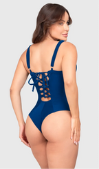 Modelo feminina de cabelos claros, de costas, em um estúdio com fundo neutro, vestindo um maiô azul marinho com efeito modelador. A peça é confeccionada em tecido de poliamida e elastano, com proteção solar. Maiô estruturado com sutiã meia taça com aro para sustentação, bojo, decote coração e amarração nas costas estilo espartilho.