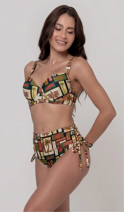 Uma mulher de frente, com cabelos escuros vestindo um conjunto de biquíni de duas peças. O biquíni tem uma estampa colorida com temas tropicais e ícones. Top estruturado com aro e bojo, sendo um sutiã meia taça. A calcinha é de cintura alta hot pant com cordões laterais para amarração detalhados. O fundo é cinza neutro. 