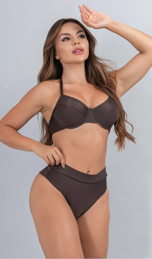Mulher modelando um conjunto de biquíni marrom escuro estruturado com aro tipo meia taça e calcinha de cintura alta texturizada,  pose de frente em estúdio contra um fundo cinza claro. 